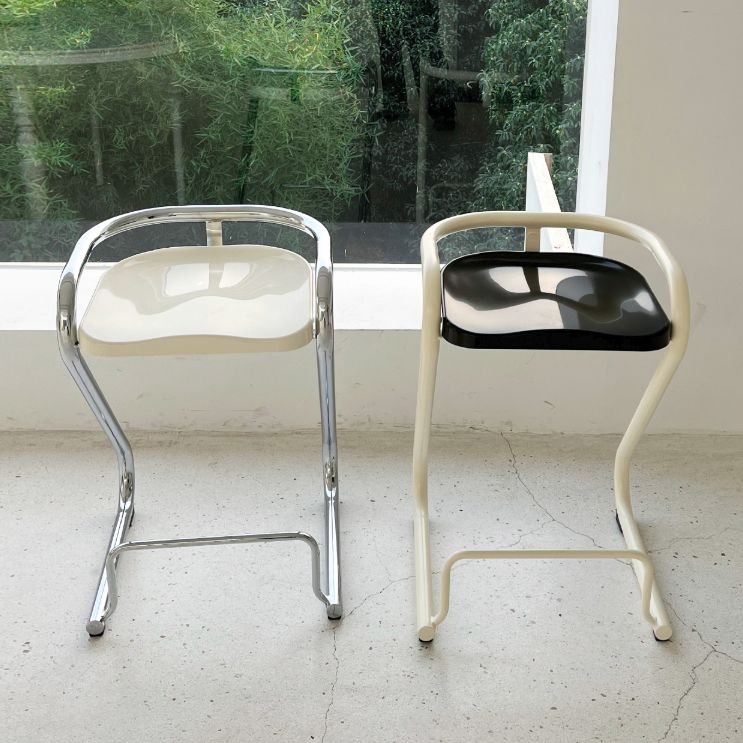 Sgabello da bar sul retro posteriore con sedile sagomate con base di metallo