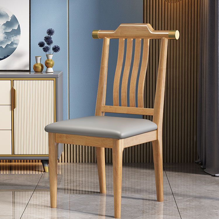 Industriële keuken eetkamerstoel massief houten lat achter armloze stoel