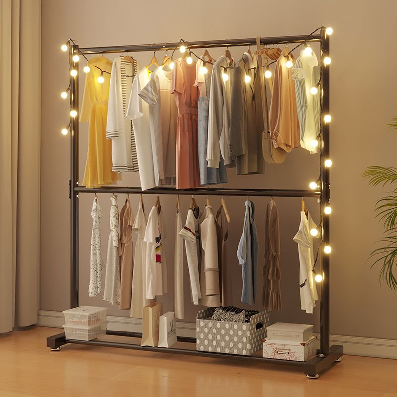 Armadiet in acciaio inossidabile a armadio aperto in stile contemporaneo con asta di abbigliamento