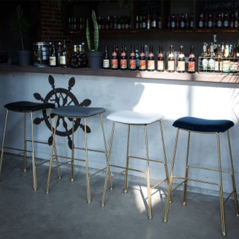 Glam Metallhocker gepolsterte Thekenhocker im matten Finish für Innenräume