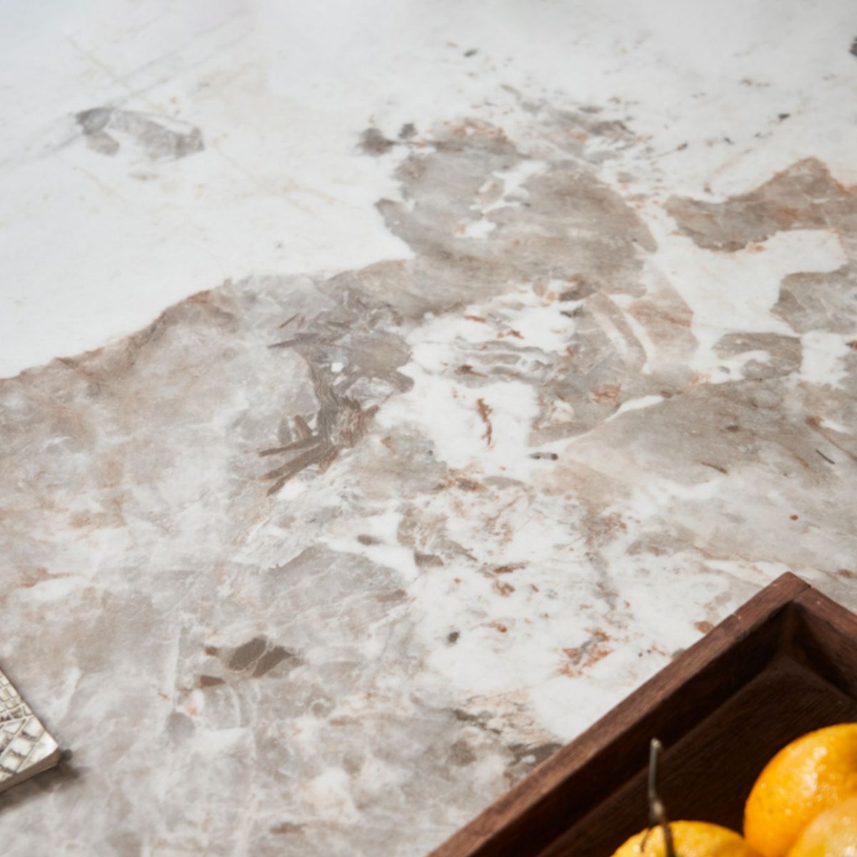 Ensemble de restauration moderne 1/4/5/7 PCS TABLE TOP TOP avec des chaises à ossature en bois massif