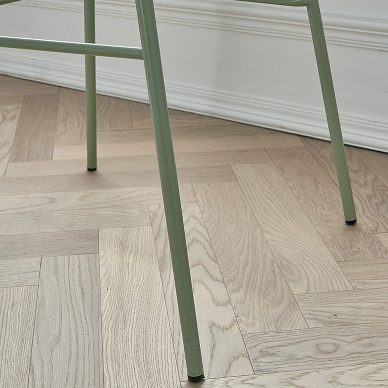 Moderno sgabello da poggiapiedi di ferro da stiro con sedile contornato in plastica per soggiorno