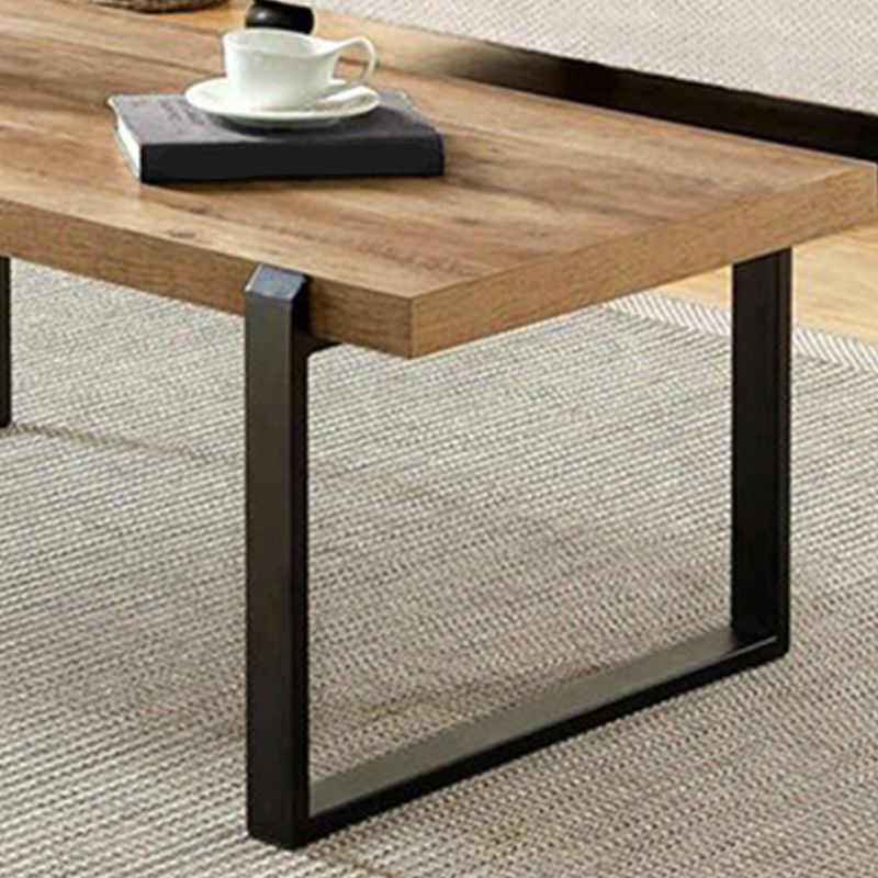 Skandinavischer Couchtisch mit rechteckiger Massivholzplatte und Kufengestell aus Eisen