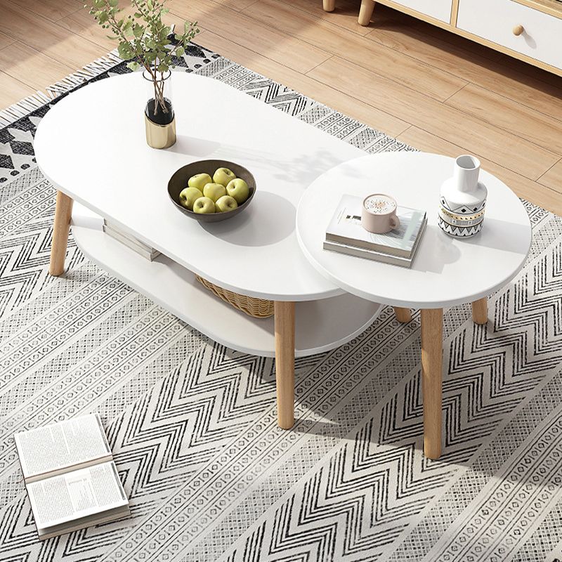 Table basse à quatre pieds en bois artificiel ou table d'appoint avec étagère