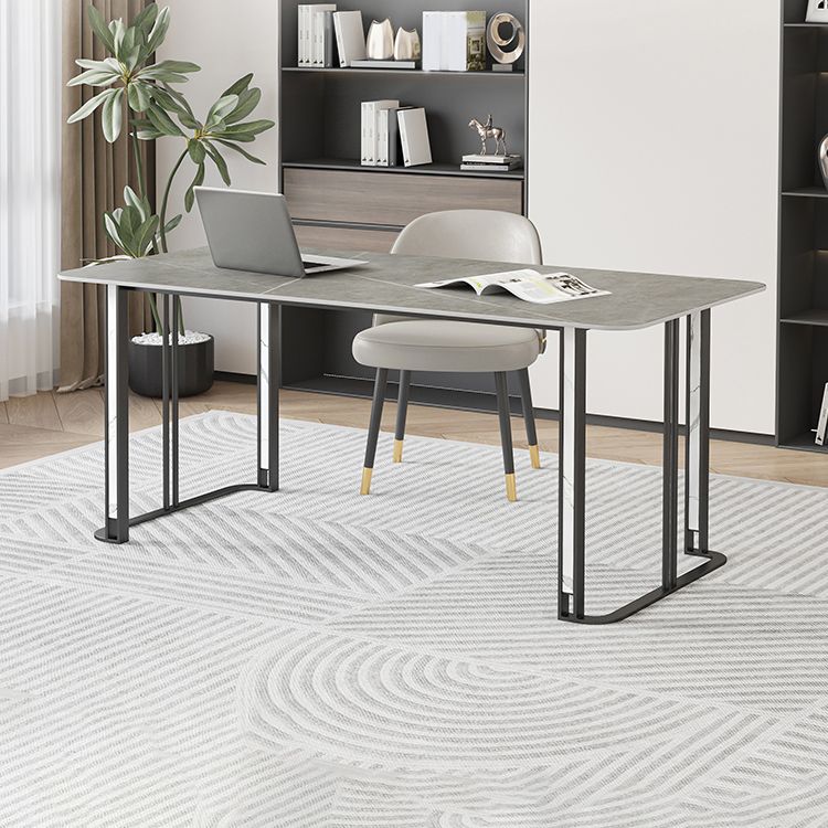 Eigentijdse gebogen kantoorbureau antieke afwerking computerbureau met metalen benen