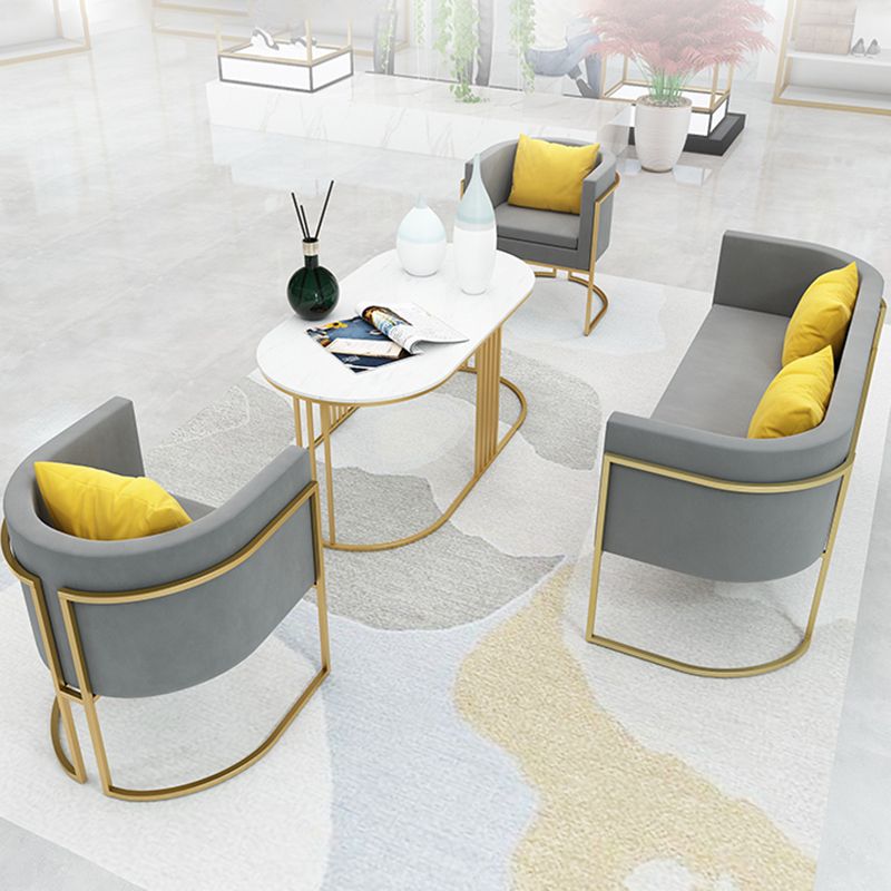 Canapé à dossier moderne avec base dorée et dossier serré pour le salon