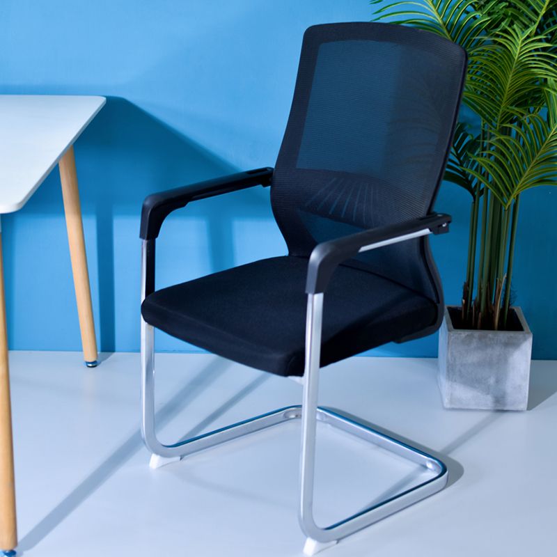 Silla de escritorio de malla ergonómica silla de oficina de metal contemporánea con brazo