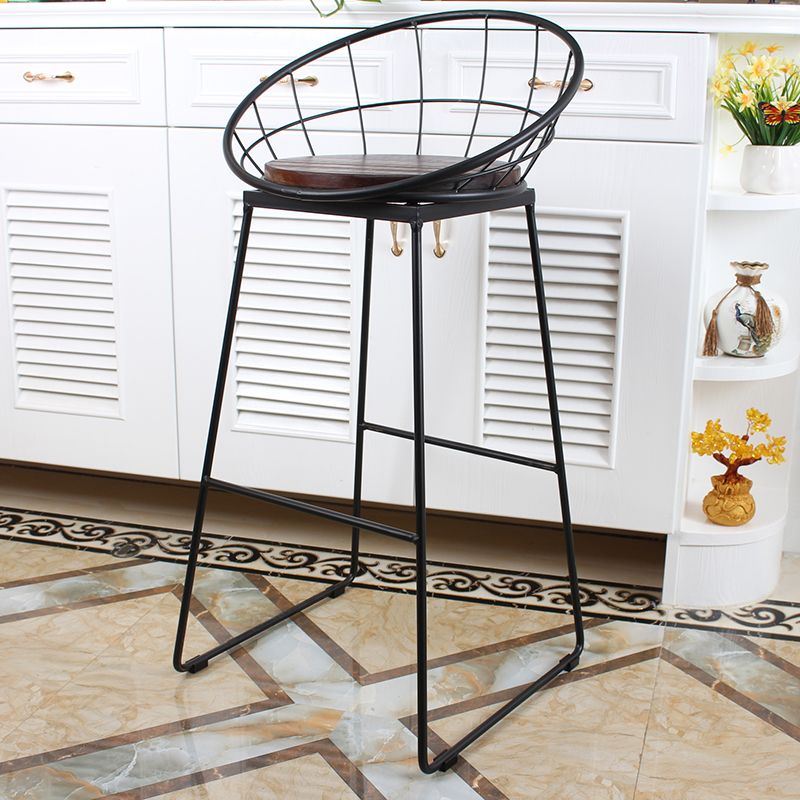 Sgabelli da bar rotondi contemporanei con poggiabottiglie in metallo con poggiapiedi