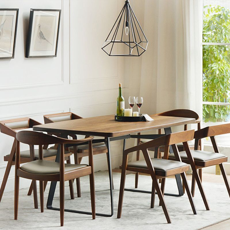 Eigentijdse keuken dineren fauteuil houten kant eetstoelen in bruin