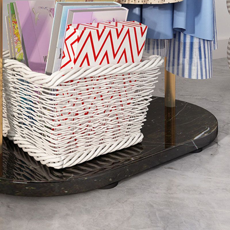 Zeitgenössischer Kleiderbügel mit marktorientiertem Metall -Rack mit Marmorboden