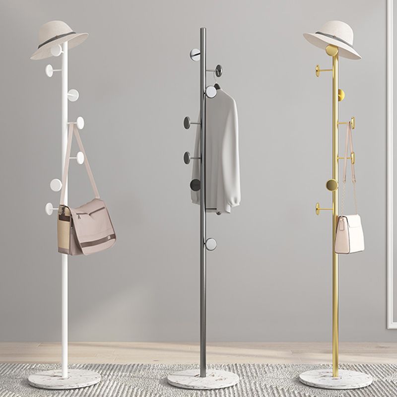 Modernos colgadores de metal enmarcado sin pie con ganchos en el árbol del salón