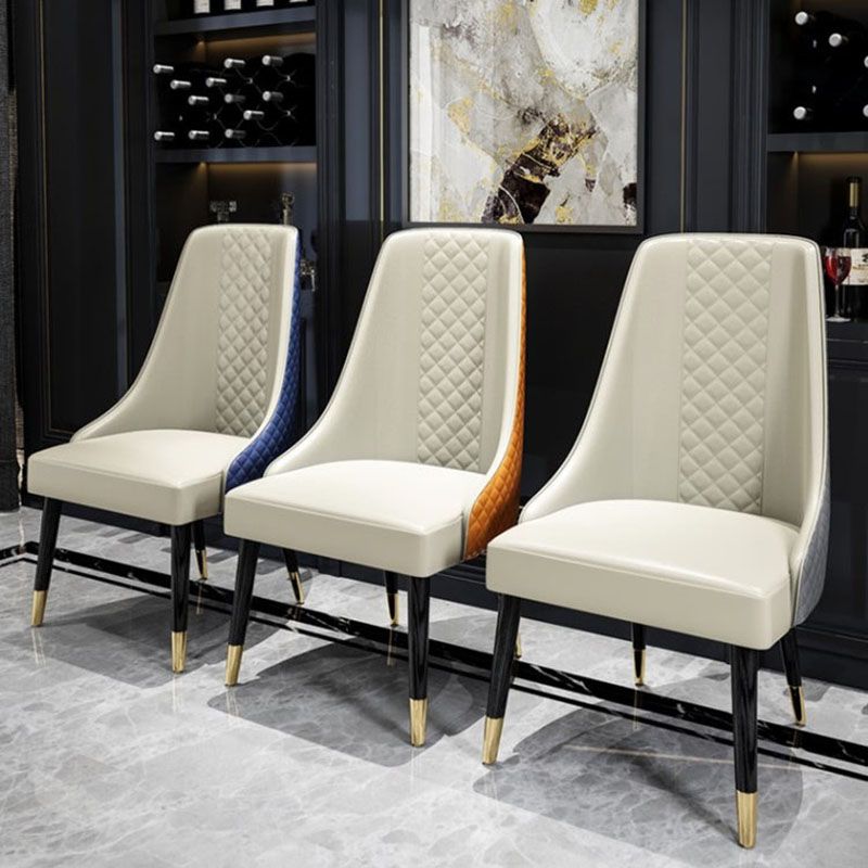 スカンジナビアスタイルのソリッドバックダイニングサイドチェアPUレザーダイニングサイドチェアキッチン