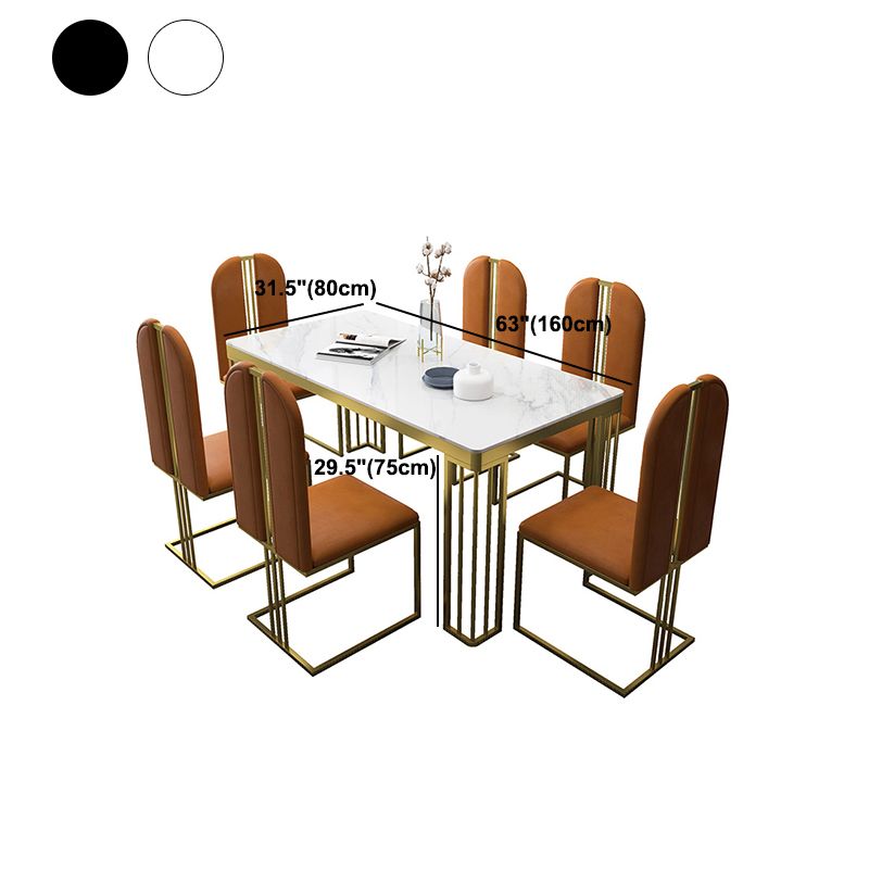 Esstisch im Glam-Stil mit Steinplatte und goldenem Sockel für das Wohnzimmer