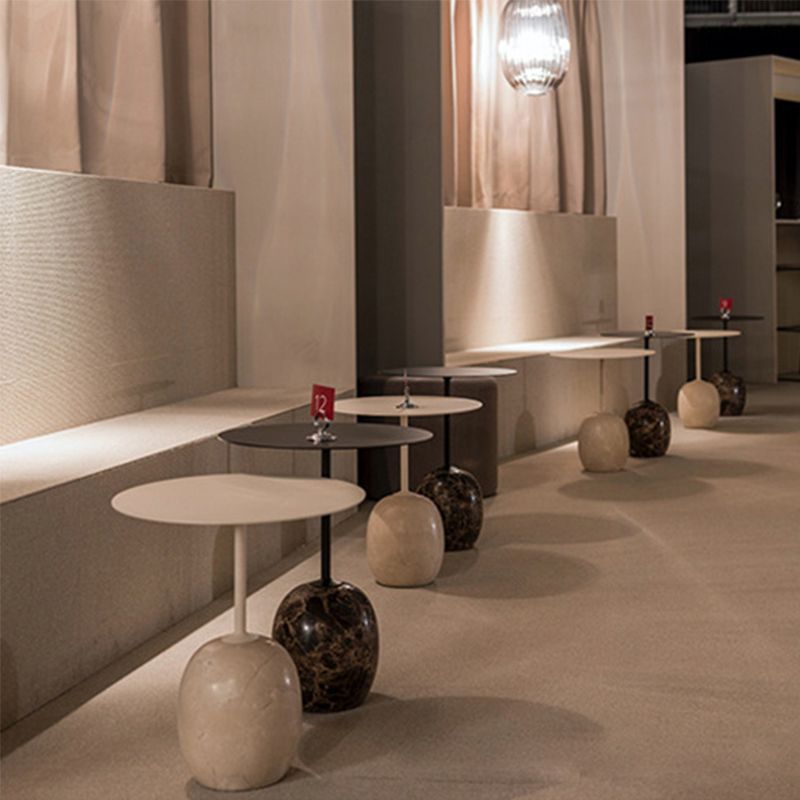 丸いメタルテーブル大理石の台座ベース中世のモダンスタイルのサイドテーブル