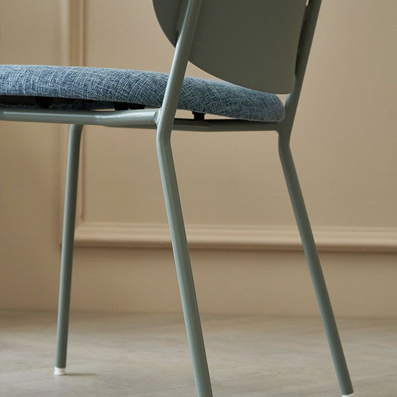 Silla de plástico de brazo tapizado moderno con base de metal para restaurante