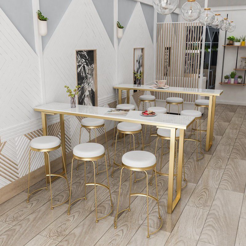 Tavolo da bar rettangolare con piano in marmo artificiale Tavolo da bar di lusso con base in metallo color oro