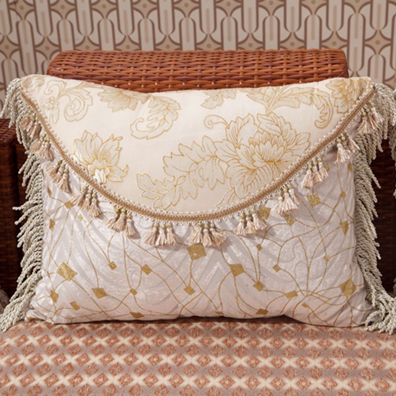 Sofá acento de ratán de estilo tropical y sofá slipbovered con almohadas