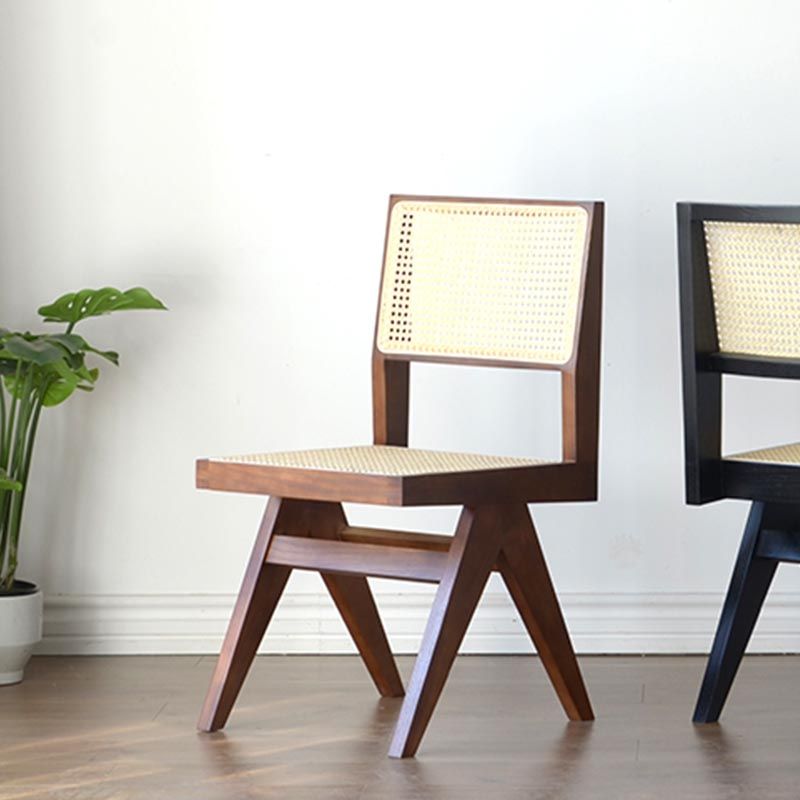 Eigentijdse rotan stoel met open rugleuning en zijmeubilair in matte afwerking voor binnen