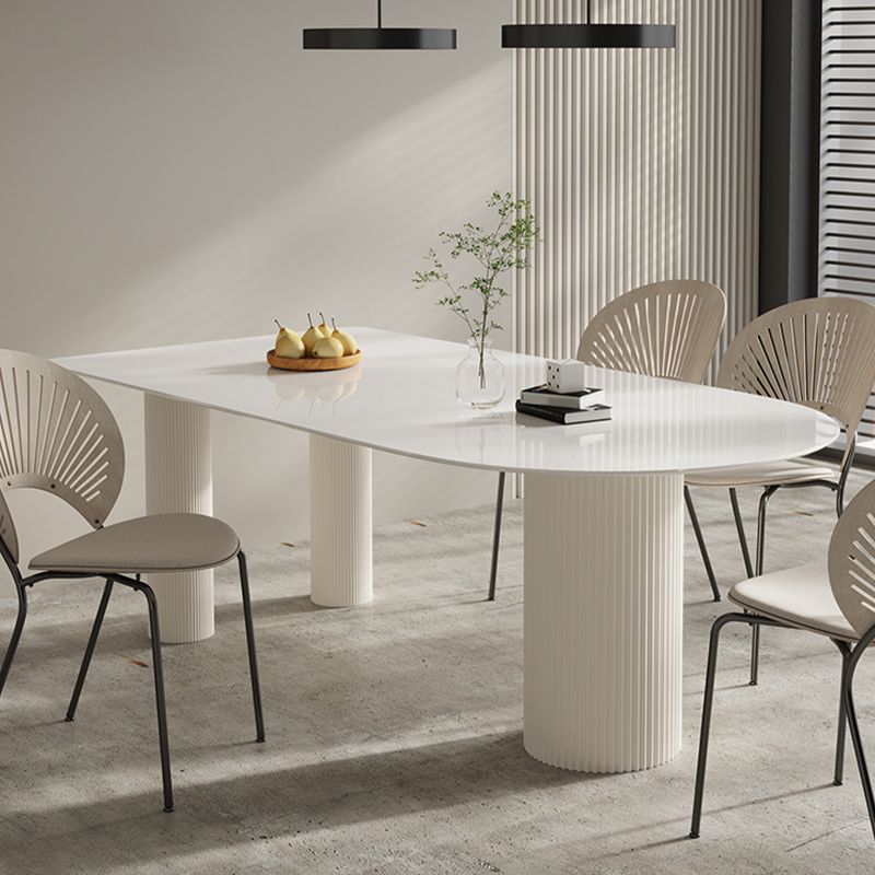 Eettafel met stenen blad in vrije vorm voor thuis, eigentijdse witte dinettetafel
