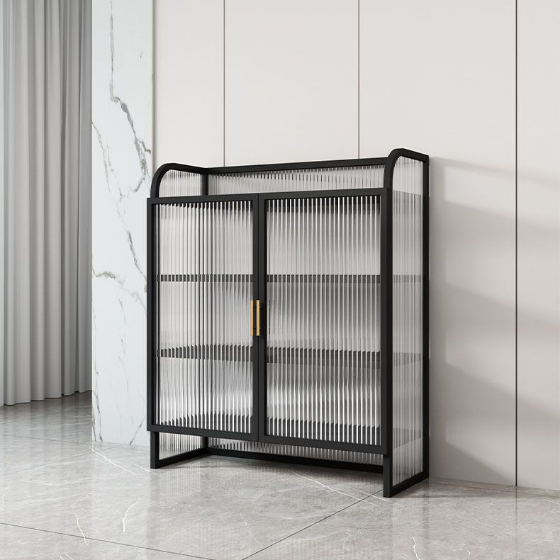 Aparador de acabado metálico con puertas de vidrio servidor de comedor glamoroso con patas de metal