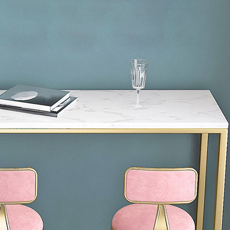 Tavolo da bar in stile glam in finta tavolo da pranzo a barretto di rettangolo in marmo con poggiapiedi