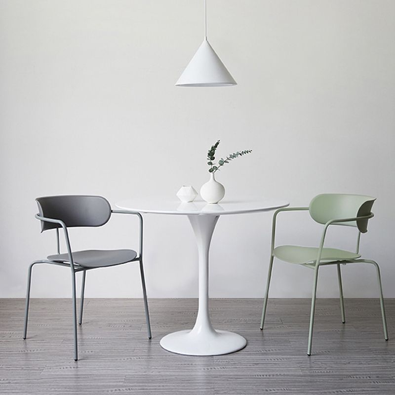 Zeitgenössischer Stil Armstuhl Plastik Plastik Offener Rückseite Essstuhl mit Metallbasis