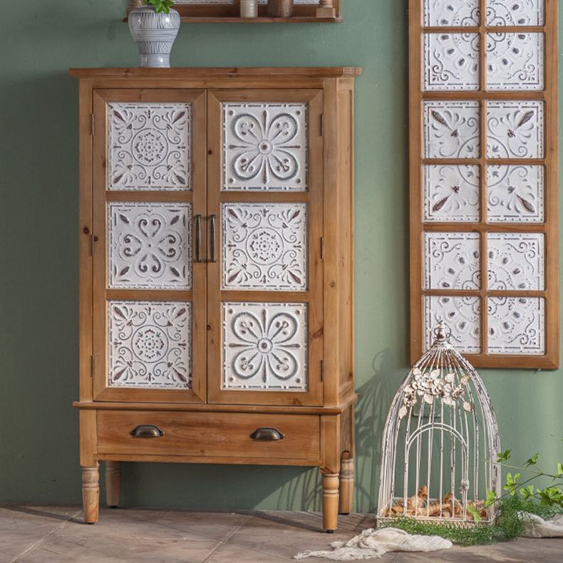Armoire à accent industriel en nature naturelle avec une porte et des tiroirs en bois massif