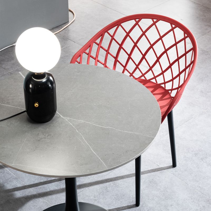 リビングルーム用のモダンなシンプルなアームチェアプラスチックダイニングアームチェア