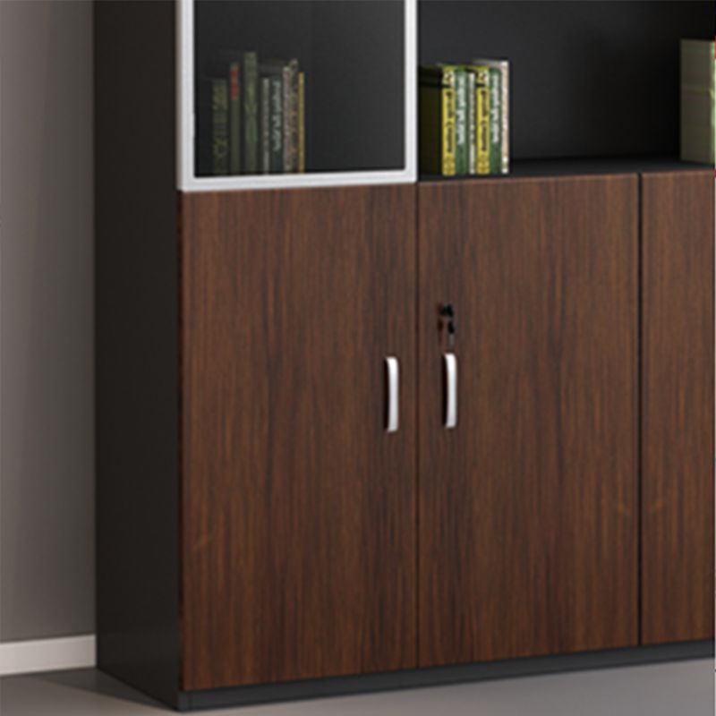 Armoire de classement contemporaine verticale.