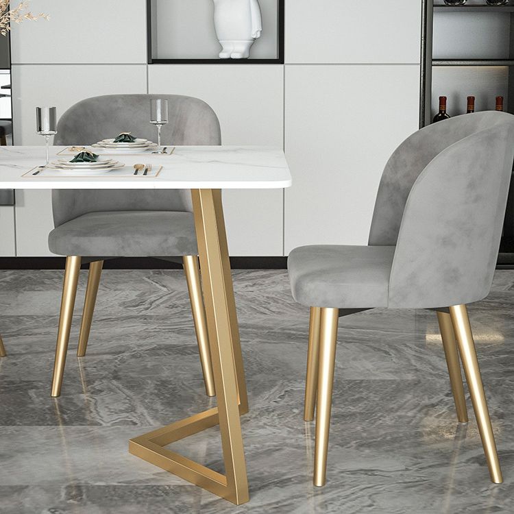 Mesa de comedor de piedra Top Table contemporánea con base de trineo en oro