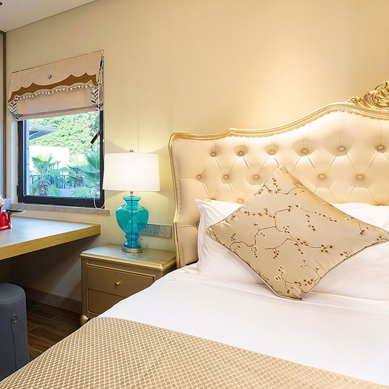 Eigentijds wit bed met gestoffeerd hoofdeinde in Victoriaanse stijl leerhout