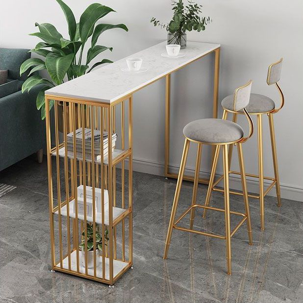 Table de pub glam avec une table de barre de pierre en pierre de rangement en métal doré