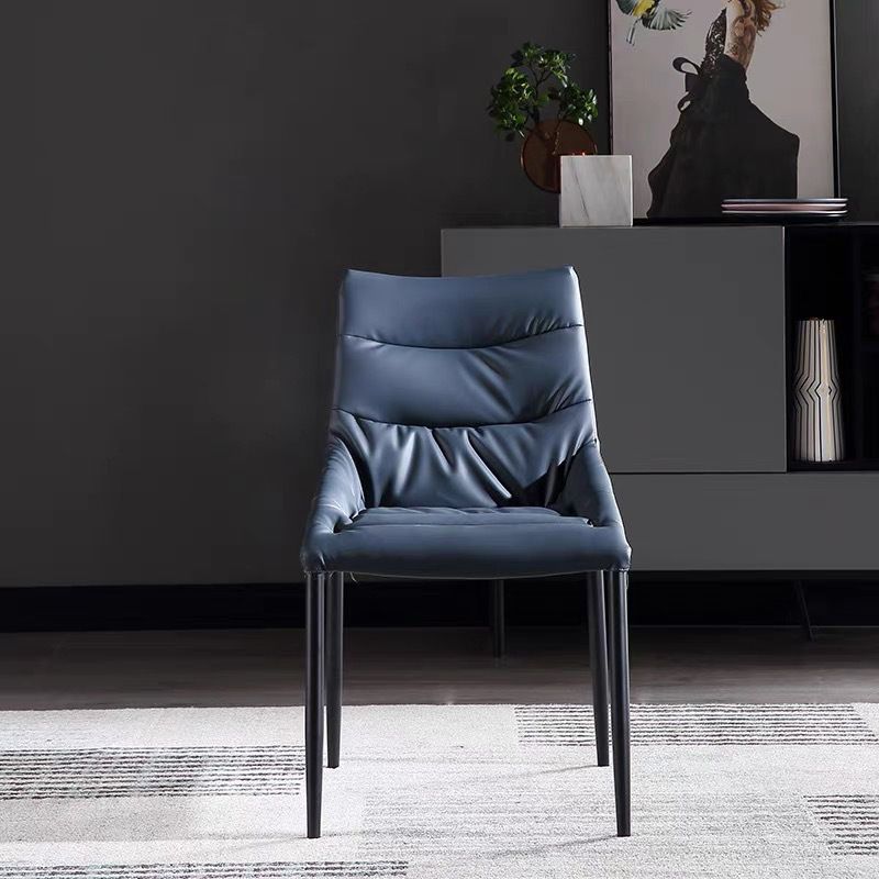 現代の傾斜したアームチェアマット仕上げレザーカーブドパーソンズチェア