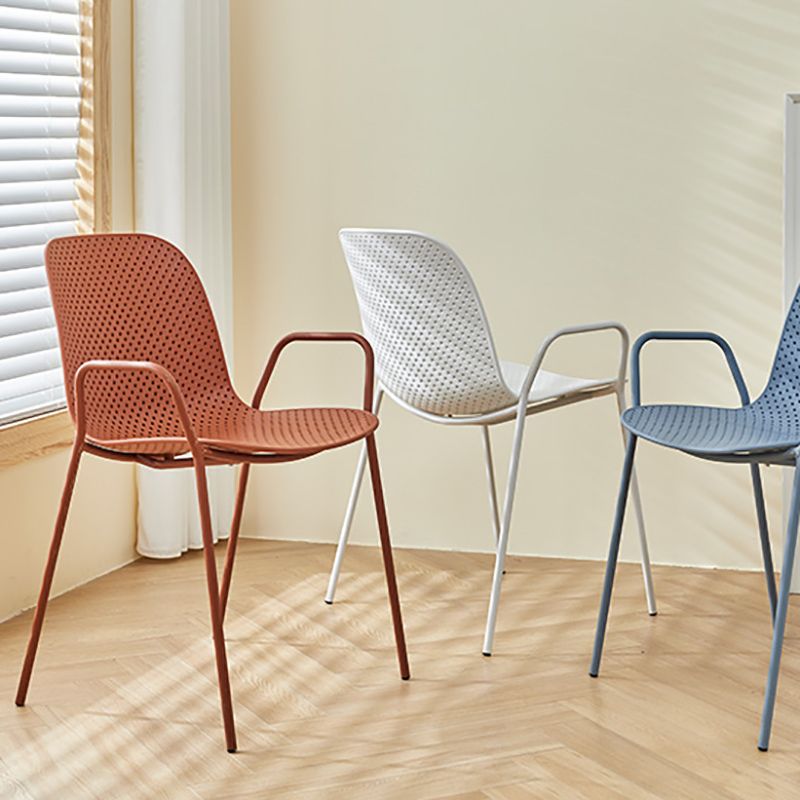 Silla de brazo de estilo contemporáneo silla de comedor de plástico con base de metal