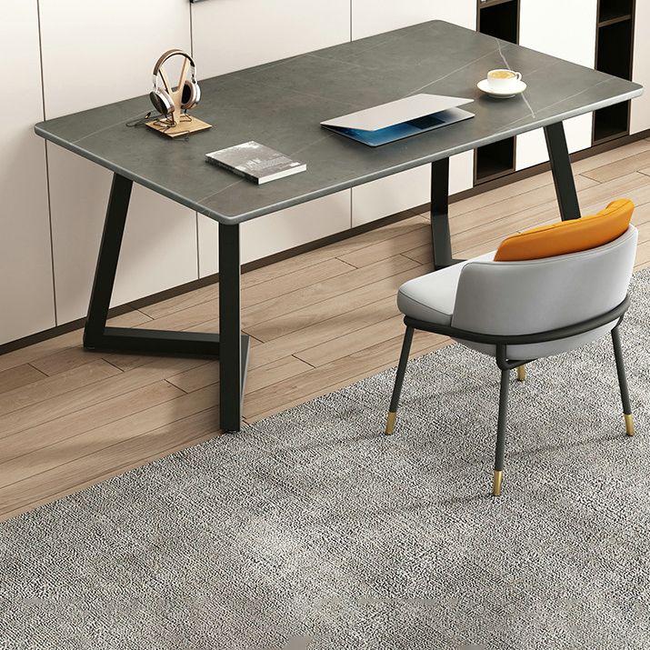 Eigentijdse kantoorbureau antieke afwerking rechthoekige computerbureau