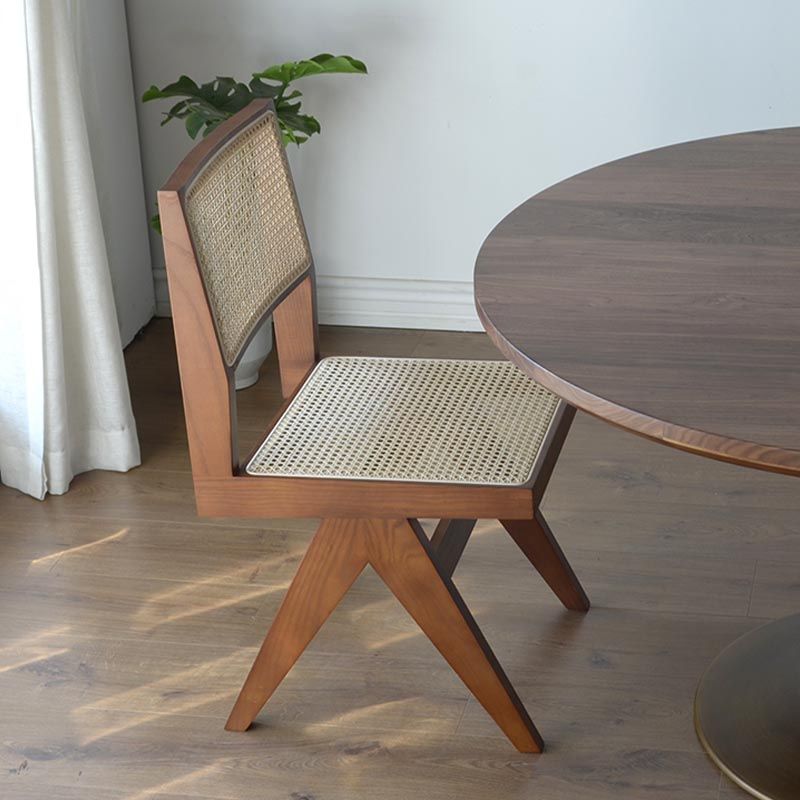 Eigentijdse rotan stoel met open rugleuning en zijmeubilair in matte afwerking voor binnen