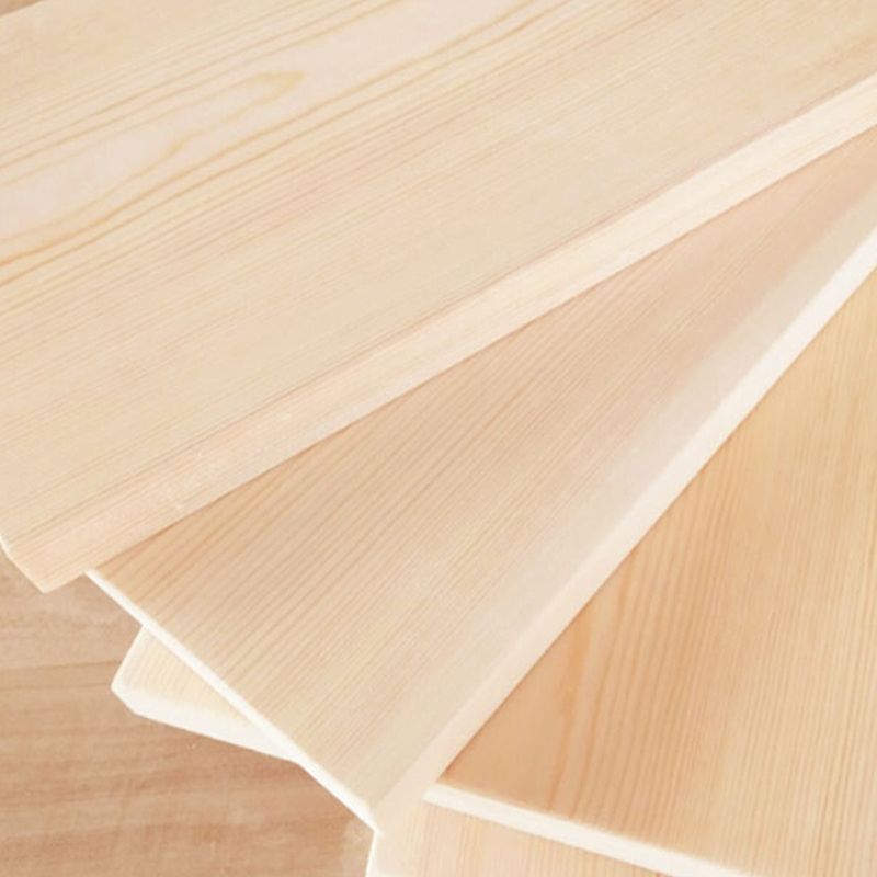 Tavolino scandinavo rotondo con gambe incrociate in legno di pino