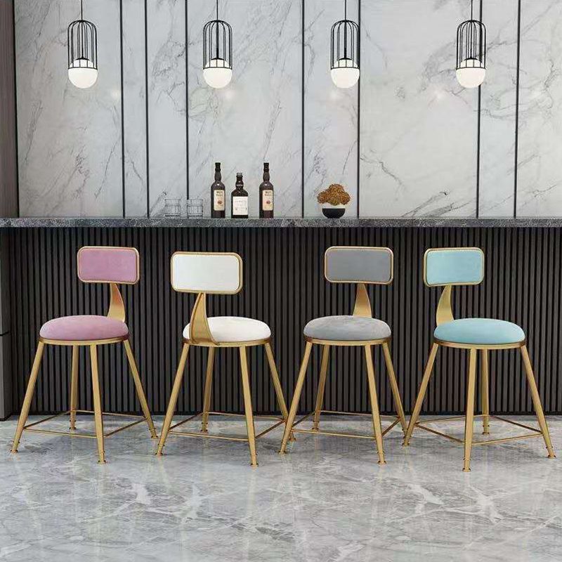 Tabouret de comptoir à dos de dos glamour tabouret de bar en fer avec coussin en velours et pédale pour la cuisine