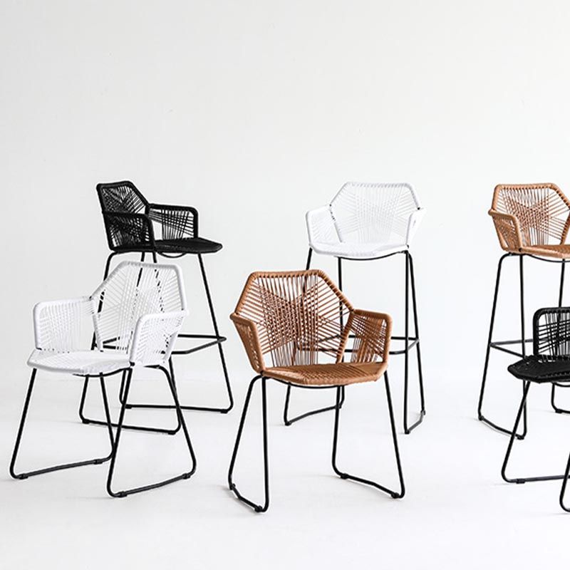 Silla de comedor de brazo de comedor de ratán con base negra