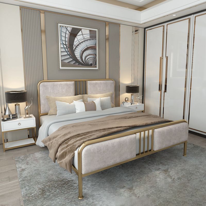 Letto in metallo imbottito con testiera a basso profilo con gambe metalliche