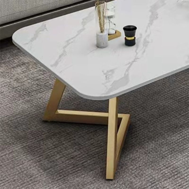 Table basse de base en fer glam avec une table de cocktail en pierre rectangulaire