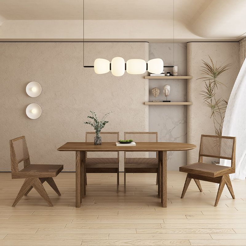 椅子付きの現代的な不規則な形のソリッドウッドダイニングテーブル