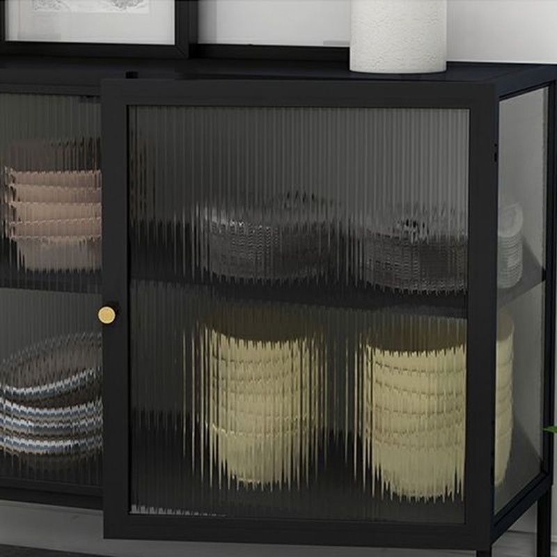 Sidetemporanea della casa con la casa con la casa con porte di vetro con porta di vetro