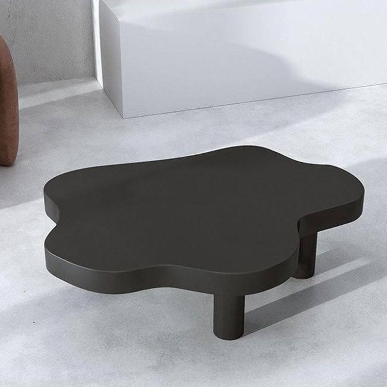 Table basse scandinave de forme libre avec 3 pieds en bois de pin
