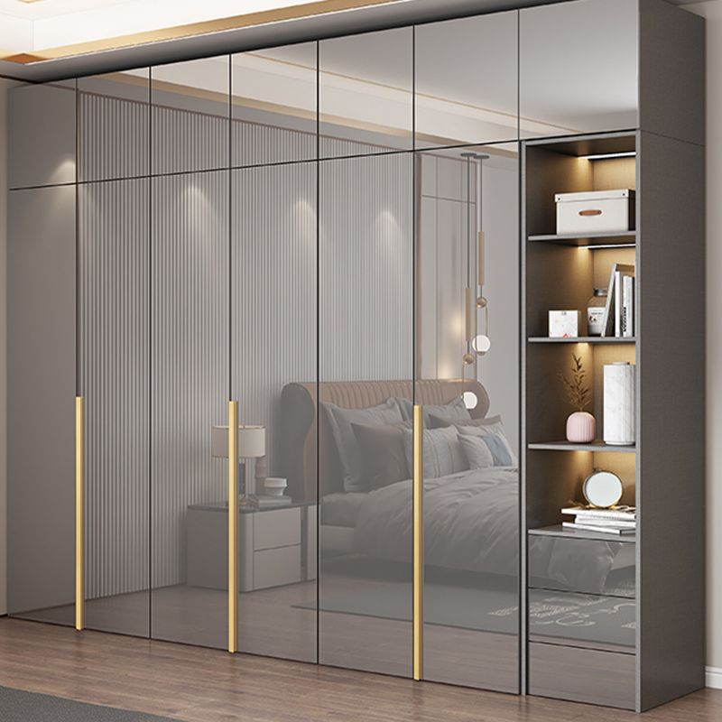 Witte verflicht luxe houten garderobe met planken en schuifdeur