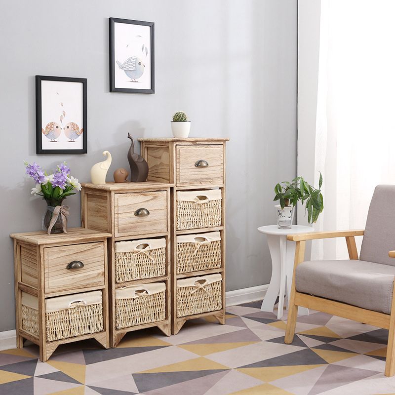 Coffre d'accent contemporain avec des tiroirs et des paniers en naturel