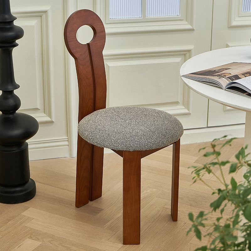 Modern gestoffeerd huis vaste houten lat achter armloze eetkamerstoel