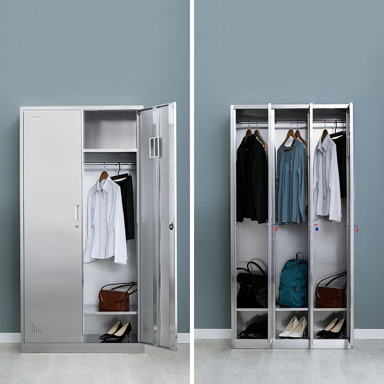 Armadio industriale in metallo con portametta in acciaio grigio incernierato per bagno