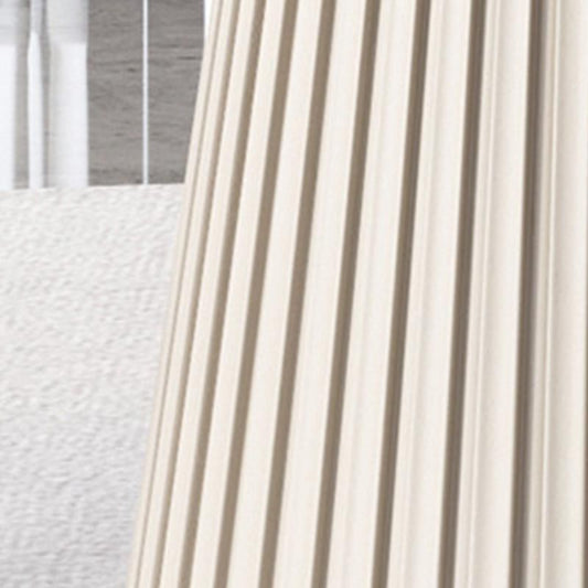 台座ベースのあるモダンラウンドストーンテーブル標準高さのダイニングルームテーブル