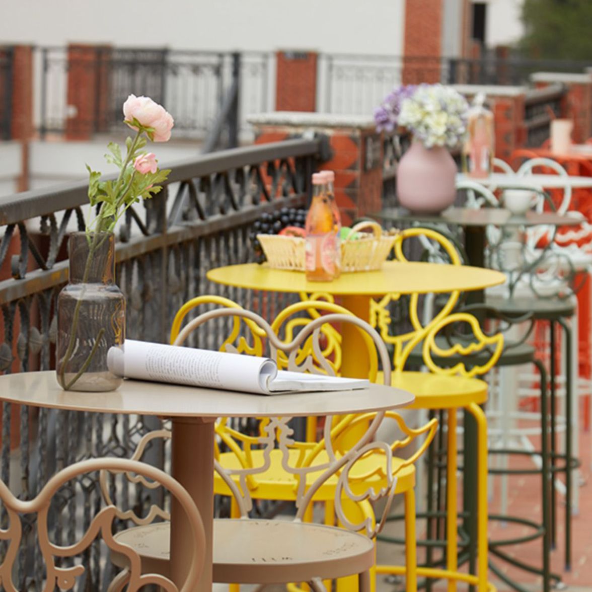 Outdoor Metal Top Counter Table Metal 4 Legs Industrial Style Foldable 42-inch Bar Table Clearhalo 'Bar Furniture' 'Bar Tables' 'bar_tables' 'furn' 'furn_bar_tables' 'Furniture' 'furniture_bar_tables' 'Kitchen & Dining Furniture' 1200x1200_66068e87-0764-4e68-9a59-f3102ff088b4